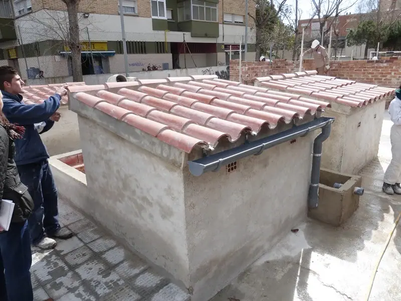 Mòdul construït per l'alumnat al pati del taller