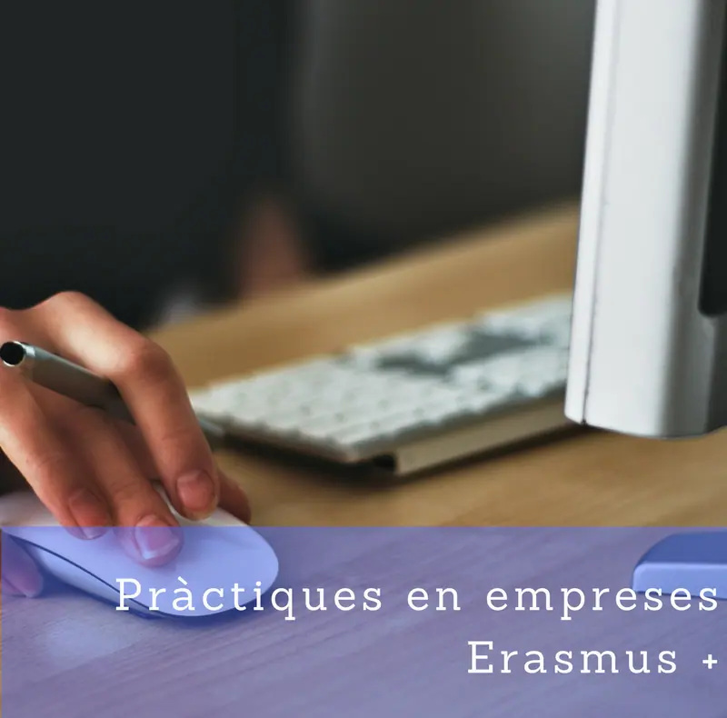 Mans al teclat d'un ordinador
