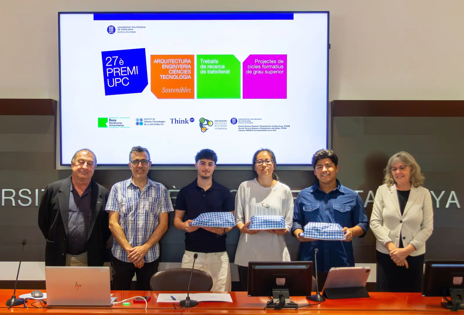 Els 3 alumnes guardonats amb els diplomes del 27è Premi UPC